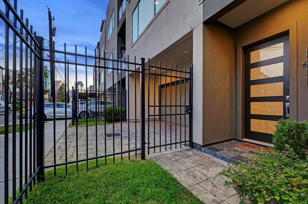 1411 Hickory St, Houston TX  77007-7733 exterior