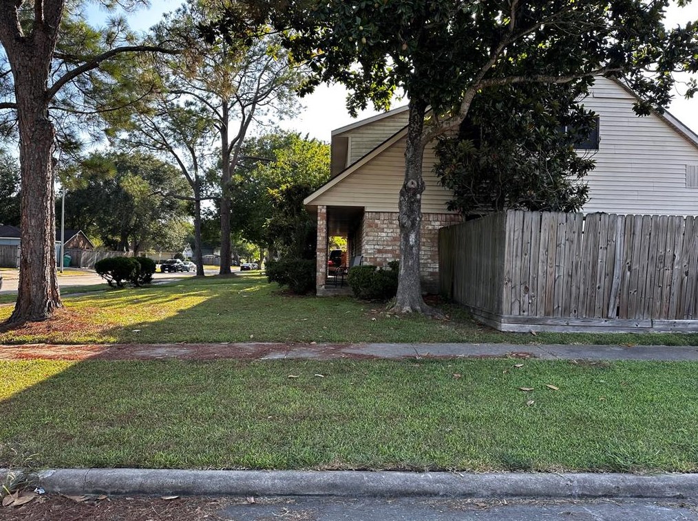 10031 Sagerock Dr, Houston TX  77089-4204 exterior