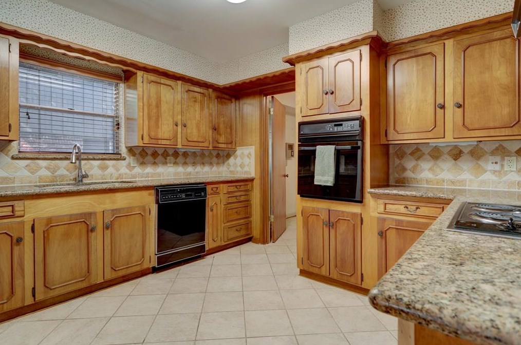 10710 Olympia Dr, Houston TX  77042-2819 exterior