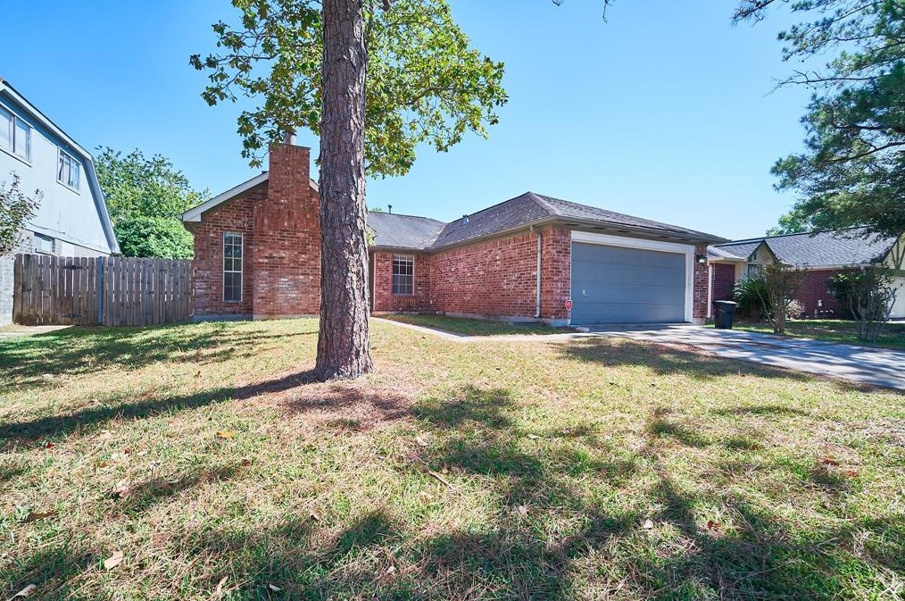 7811 Londres Dr, Houston TX  77083-3759 exterior