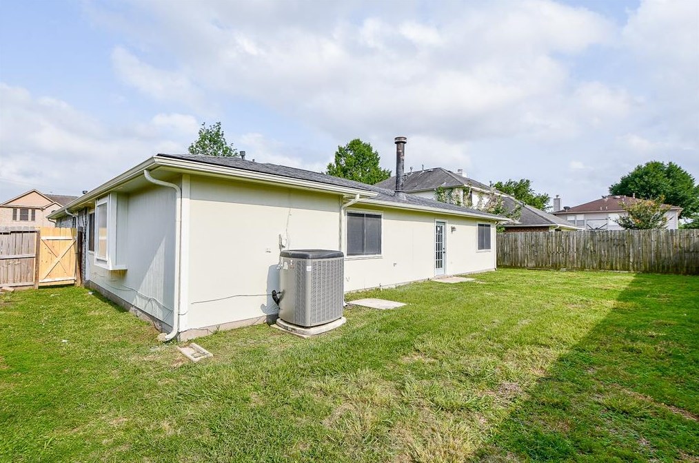 16618 Ripple Rdg Dr, Houston TX  77053-5348 exterior