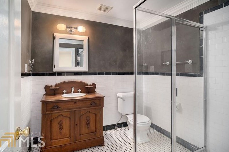 2602 Pineview Dr, Decatur GA  30030-1633 exterior