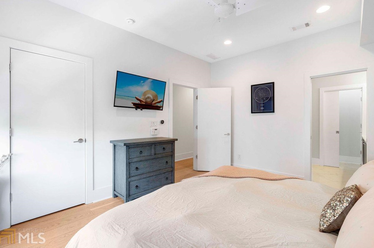 706 Oakview Rd, Decatur GA  30030-4329 exterior