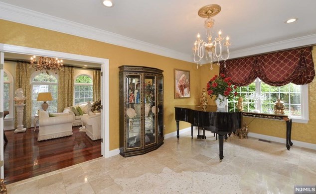 204 Farmington Ln, Paramus NJ  07652-1333 exterior