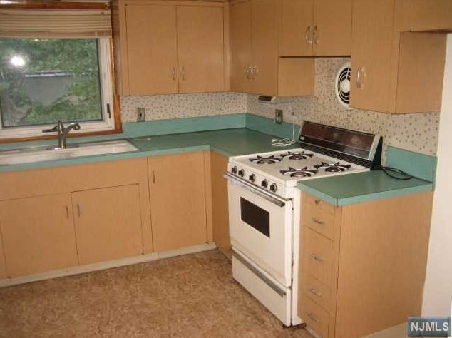 17 Halstead Ave, Wallington NJ  07057-1002 exterior