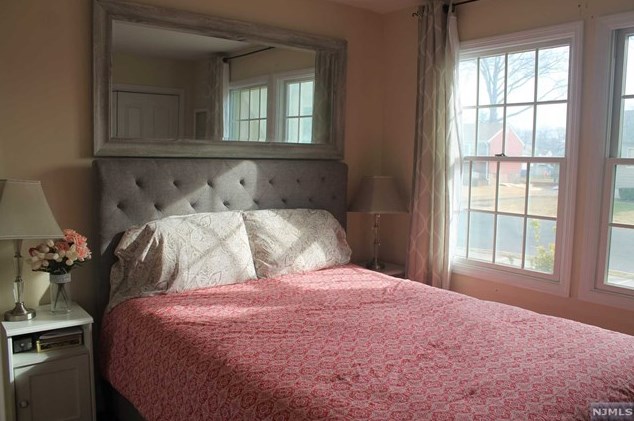 435 Hillside Ave, Saddle Brook NJ 07663-6137 exterior