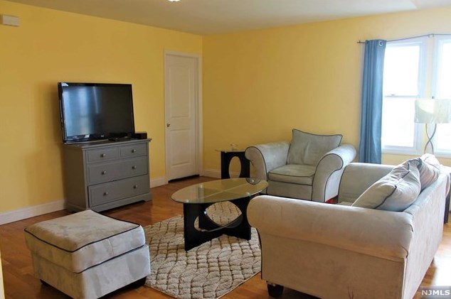 435 Hillside Ave, Saddle Brook NJ 07663-6137 exterior