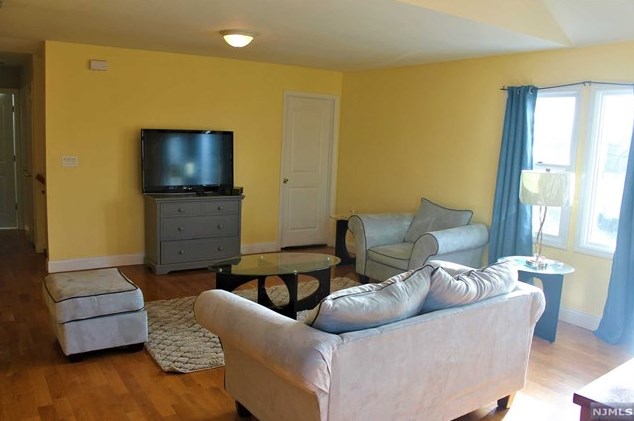 435 Hillside Ave, Saddle Brook NJ 07663-6137 exterior