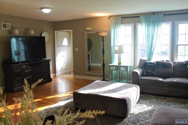 435 Hillside Ave, Saddle Brook NJ 07663-6137 exterior