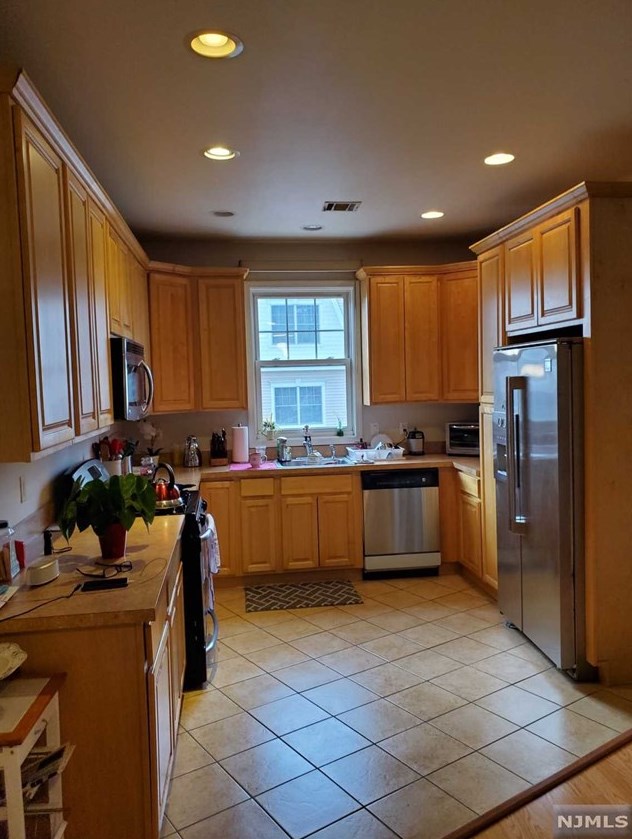 21 Michael Ln, Wallington NJ  07057-1064 exterior