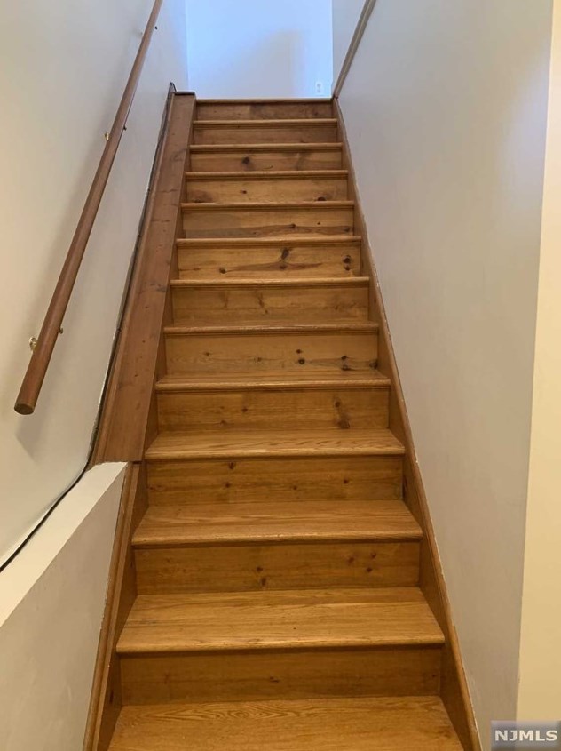 412 Van Luyn Ter, Saddle Brook NJ  07663-6115 exterior