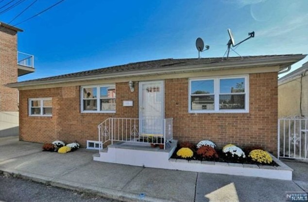 156 Pine St, Cliffside Park NJ  07010-1018 exterior