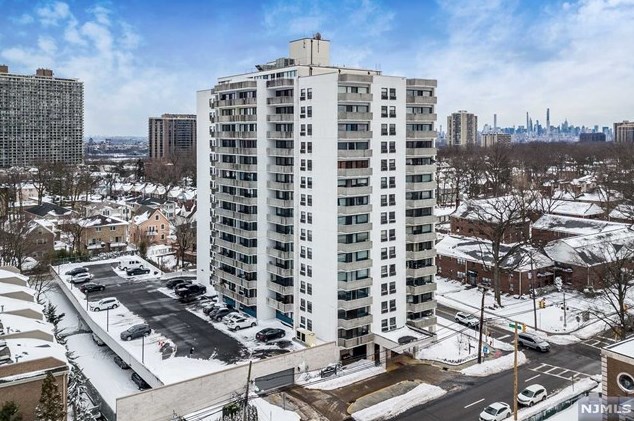 1600 Center Ave, West Fort Lee NJ  07024-4731 exterior