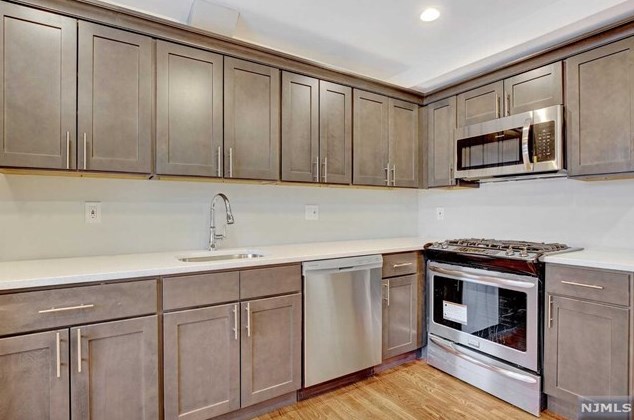 8 Holiday Ct, Westwood NJ 07675-5708 exterior