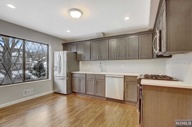 8 Holiday Ct, Westwood NJ 07675-5708 exterior