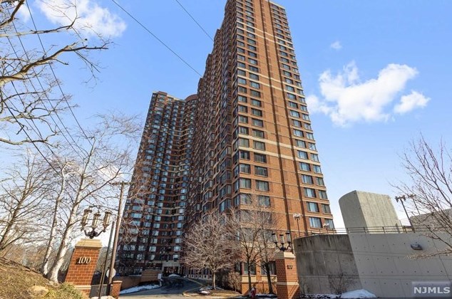 100 Old Palisade Rd, West Fort Lee NJ  07024-7064 exterior