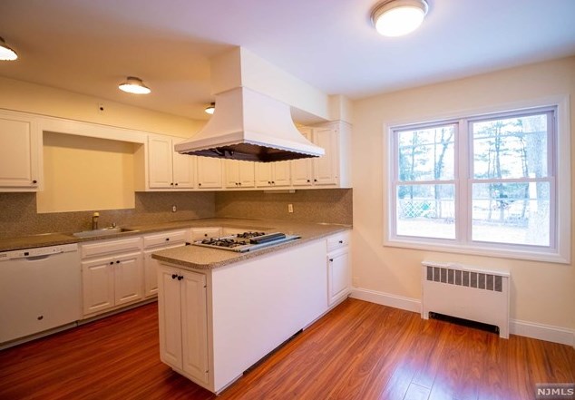275 Midland Ave, Paramus NJ  07652-5513 exterior