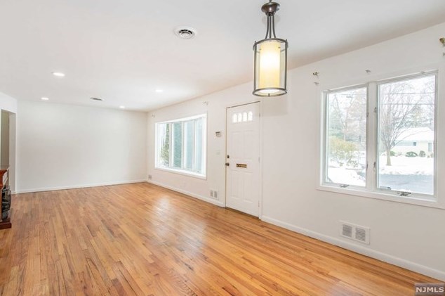 686 Victoria Ave, Paramus NJ  07652-1944 exterior