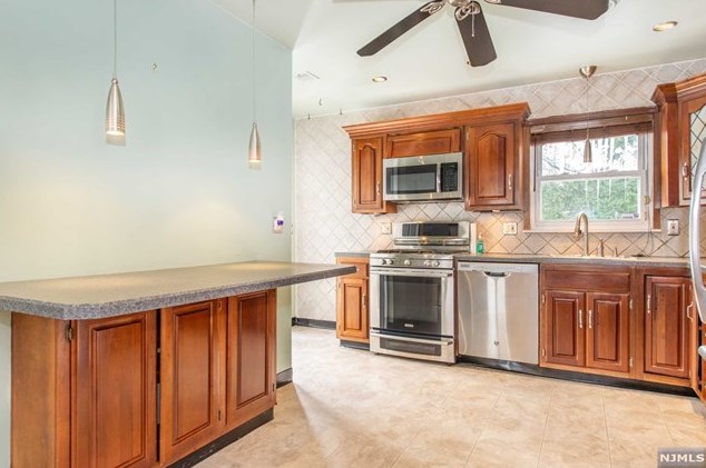 686 Victoria Ave, Paramus NJ  07652-1944 exterior