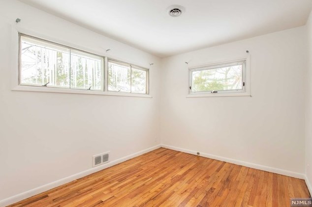 686 Victoria Ave, Paramus NJ  07652-1944 exterior