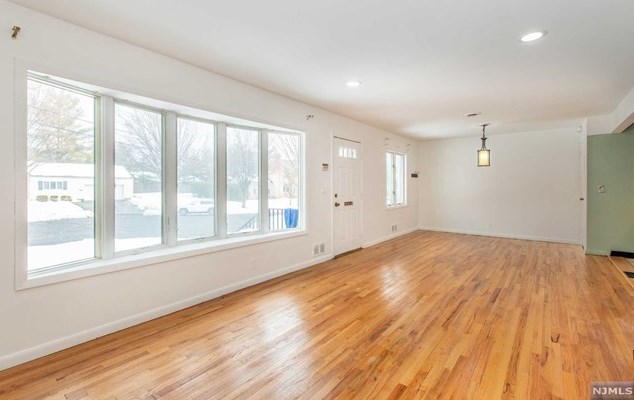 686 Victoria Ave, Paramus NJ  07652-1944 exterior