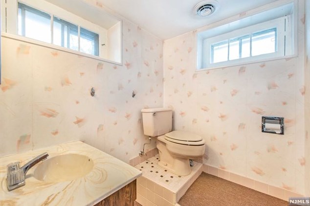 686 Victoria Ave, Paramus NJ  07652-1944 exterior