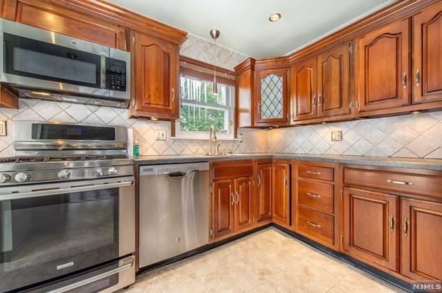 686 Victoria Ave, Paramus NJ  07652-1944 exterior