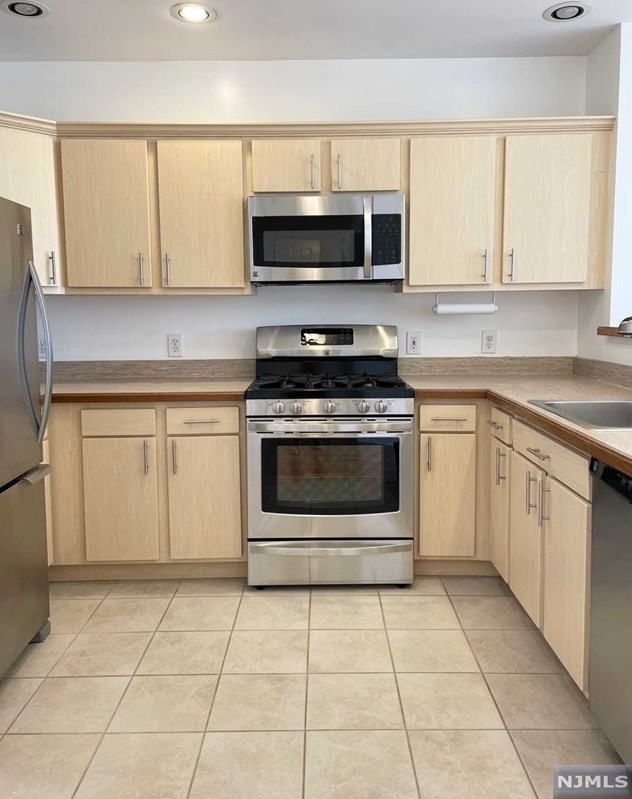 321 The Promenade, Edgewater NJ  07020-2115 exterior
