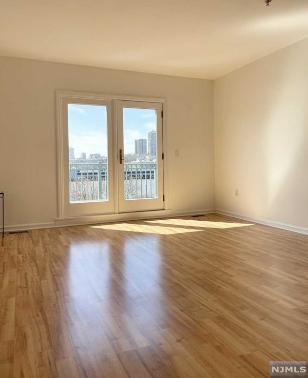 321 The Promenade, Edgewater NJ  07020-2115 exterior
