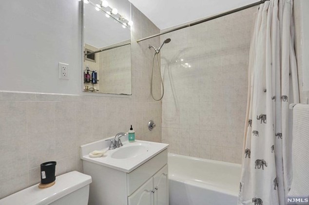 135 Montgomery St, Jersey City NJ  07302-3670 exterior