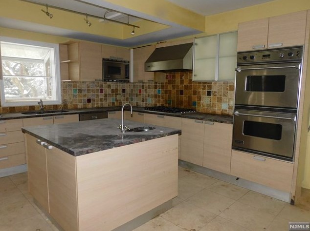 52 Burlington Rd, Tenafly NJ 07670-2502 exterior