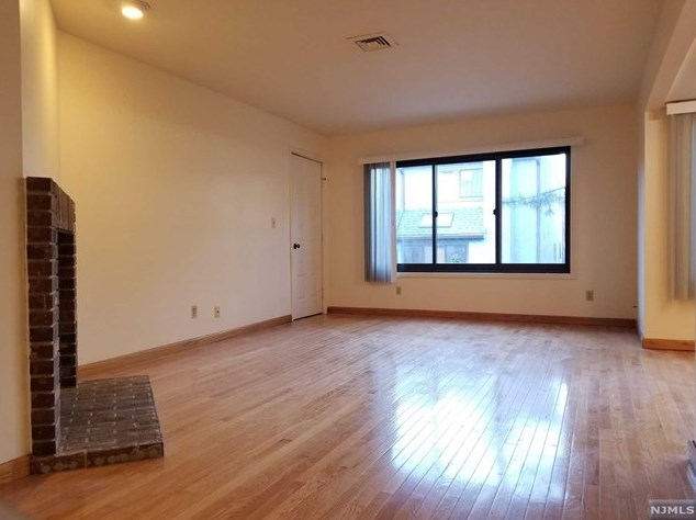 1491 John St, West Fort Lee NJ  07024-2563 exterior