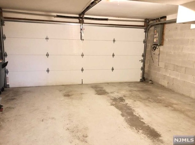 11 Tanager Ct, Wayne NJ 07470-8422 exterior