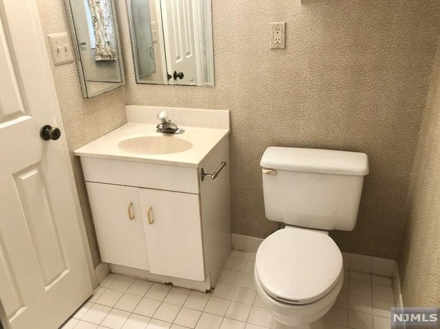 11 Tanager Ct, Wayne NJ 07470-8422 exterior