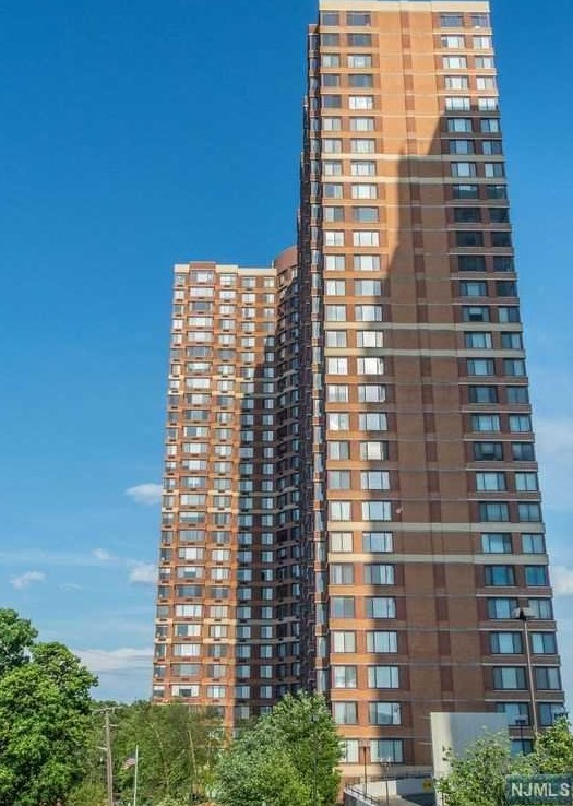 100 Old Palisade Rd, West Fort Lee NJ  07024-7064 exterior