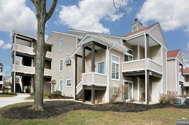 211 Broadmoor Ct, Union Center NJ  07083-8755 exterior