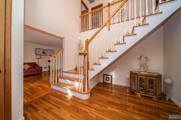 313 South Dr, Paramus NJ  07652-4812 exterior