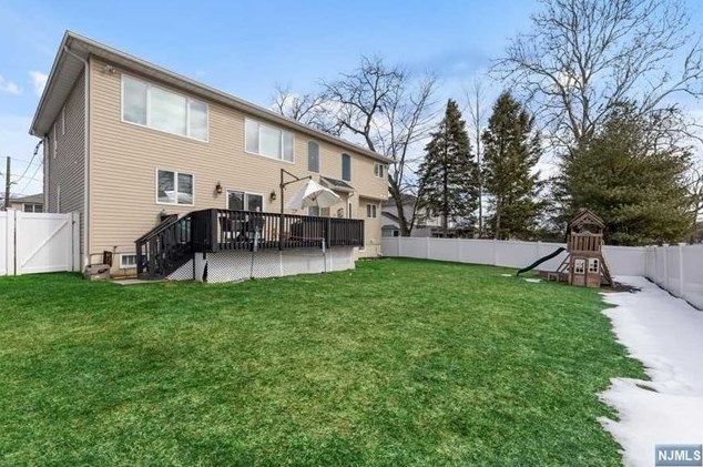 232 Vivien Ct, Paramus NJ  07652-4615 exterior