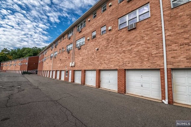 100 Pierson Miller Dr, Pompton Falls NJ  07442-1045 exterior