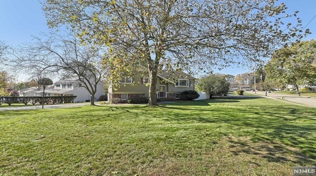 20 Cayuga Ave, Oakland, NJ 07436