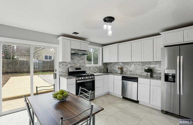 49 Clinton Park Dr, Bergenfield NJ  07621-2452 exterior