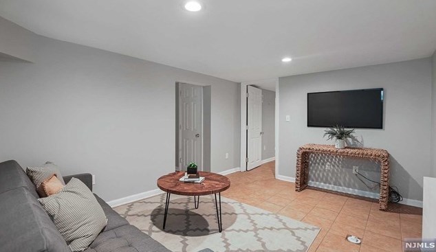 49 Clinton Park Dr, Bergenfield NJ  07621-2452 exterior