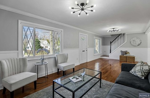 49 Clinton Park Dr, Bergenfield NJ  07621-2452 exterior