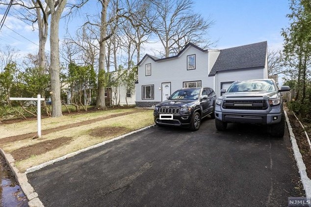 49 Clinton Park Dr, Bergenfield NJ  07621-2452 exterior