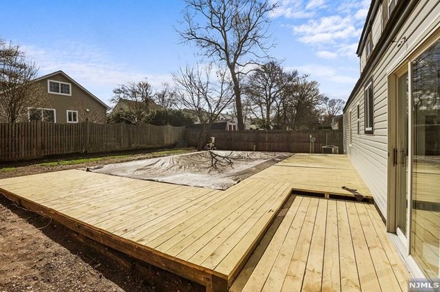 49 Clinton Park Dr, Bergenfield NJ  07621-2452 exterior