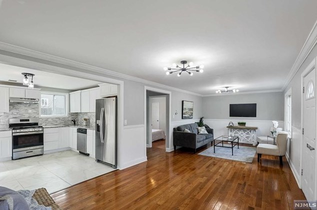 49 Clinton Park Dr, Bergenfield NJ  07621-2452 exterior