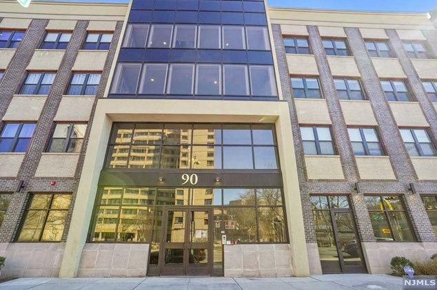 90 Clinton Ave, Newark NJ  07114-2012 exterior