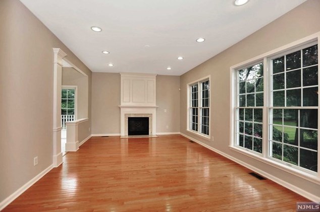 22 Mulberry Ct, Paramus NJ  07652-1351 exterior