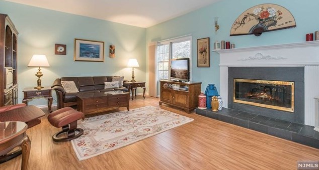 26 Beacon Hl, Pompton Falls NJ  07442-1350 exterior