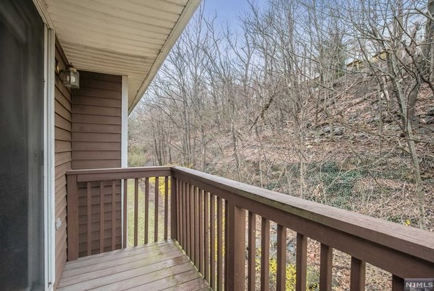 26 Beacon Hl, Pompton Falls NJ  07442-1350 exterior